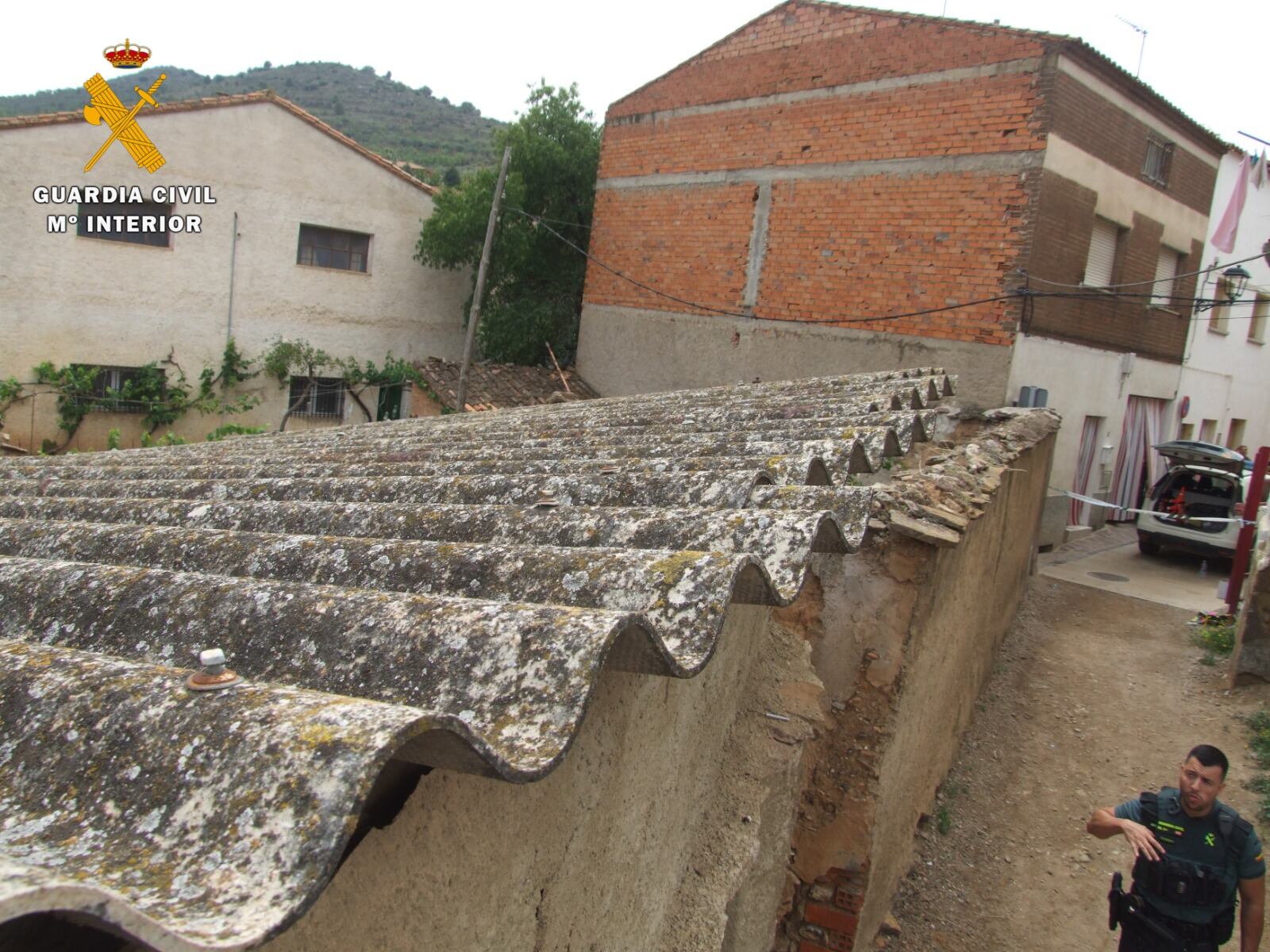 El agresor se subió al tejado de su víctima para orinarle el patio