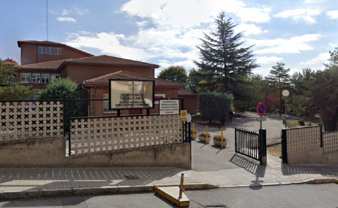 Acceso a la Escuela de Educación y Turismo de la USAL en Ávila