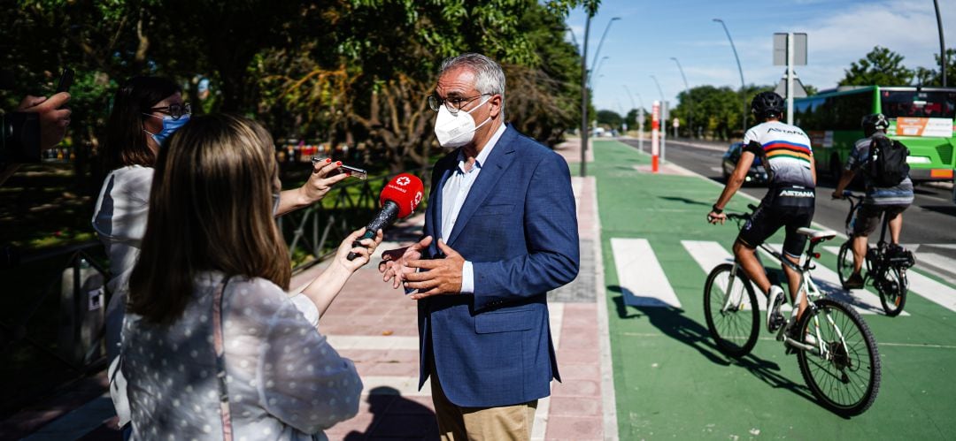 El consejero Carlos Izquierdo junto al carril bici