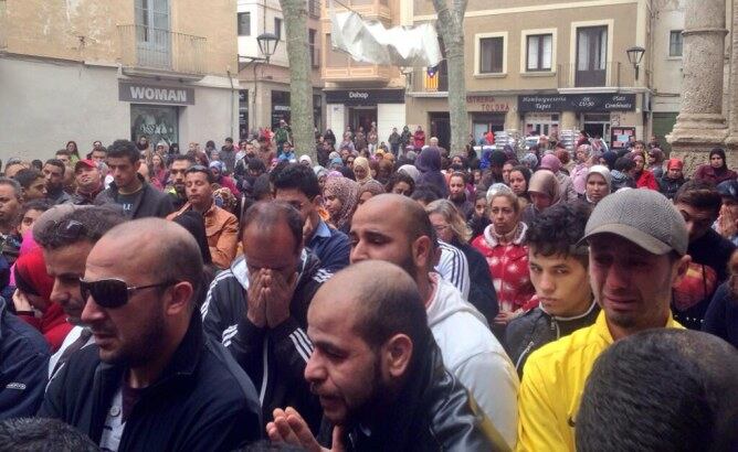 veïns i amics de la familia dels quatre germans morts al Vendrell guarden un minut de silenci a la plaça de l&#039;Ajuntament