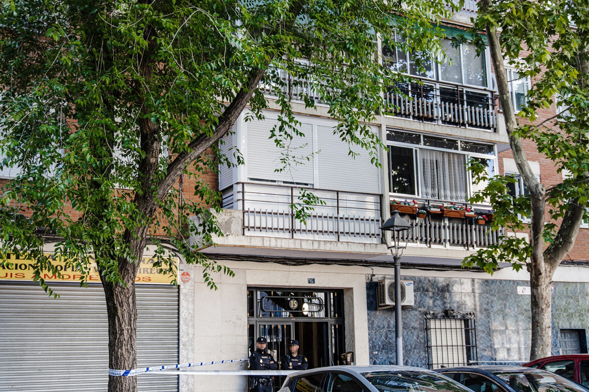 08/05/2023 Dos agentes de Policía Nacional en el domicilio donde han apuñalado a una mujer, en la calle Centro de Móstoles, a 8 de mayo de 2023, en Móstoles, Madrid (España). Una mujer de 40 años se encuentra en estado crítico después de haber sido apuñalada en el cuello presuntamente por su pareja en el municipio de Móstoles. La mujer ha sido trasladada por el SUMMA112 hasta el Hospital 12 de octubre. La pareja tiene un hijo en común de 13 años.
SOCIEDAD 
Carlos Luján - Europa Press
