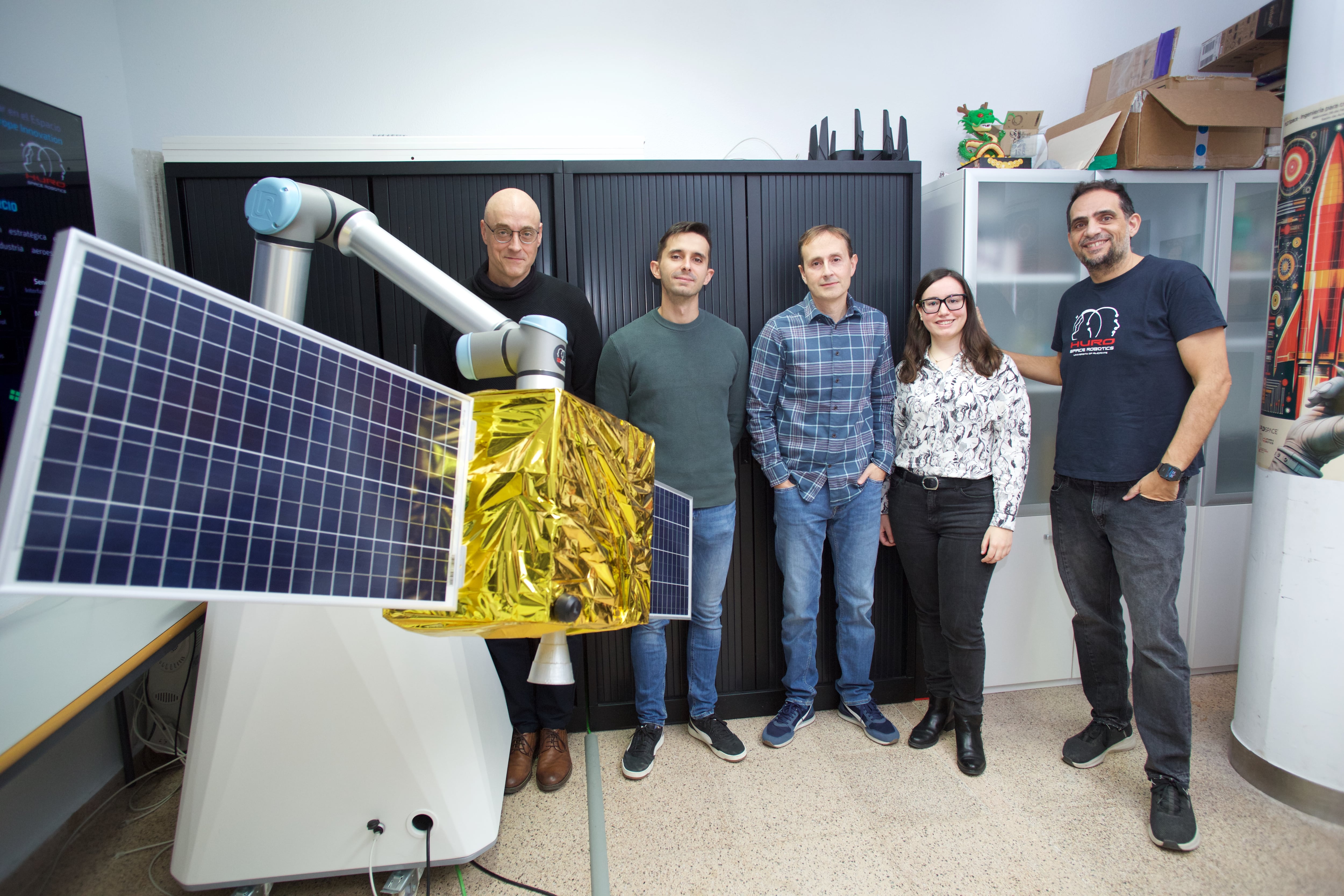 Álvaro Belmonte, Celia Redondo, Gabriel Jesús García, Jorge Pomares y José Luís Ramón (UA) trabajan en el Proyecto DEXTER