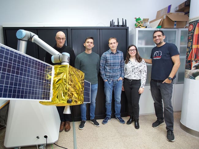 Álvaro Belmonte, Celia Redondo, Gabriel Jesús García, Jorge Pomares y José Luís Ramón (UA) trabajan en el Proyecto DEXTER