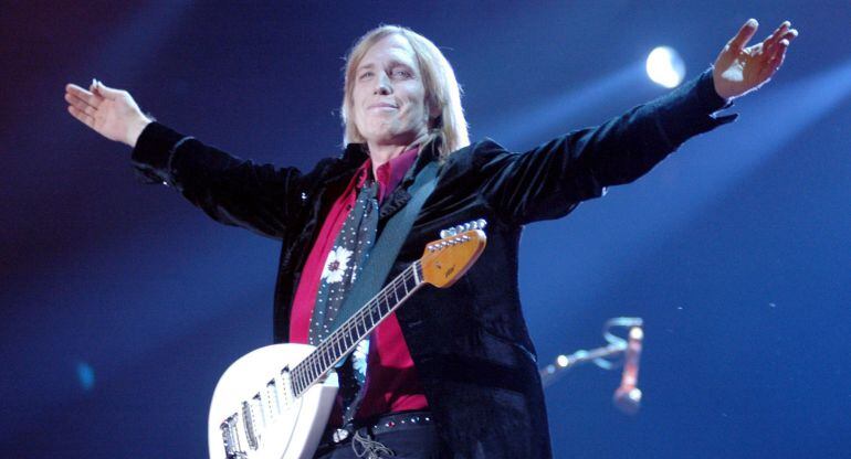 Fotografía de archivo fechada el 16 de junio de 2006, que muestra al músico estadounidense Tom Petty durante un concierto en la 5° edición del Festival anual de música y arte de Bonnaroo celebrado en Manchester, Tennessee (EE.UU).