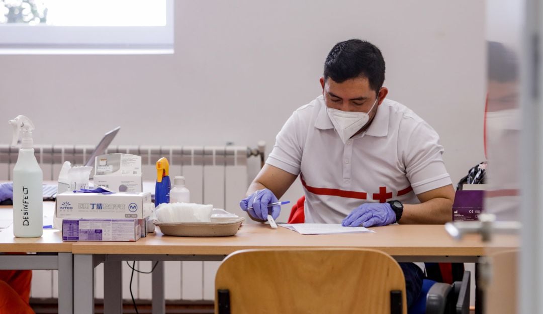 Un sanitario de Cruz Roja durante la realización de test rápidos