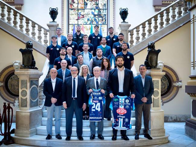 El Alcalde Francisco de la Torre y el concejal de Deportes Borja Vivas, con la camiseta del Trops Málaga
