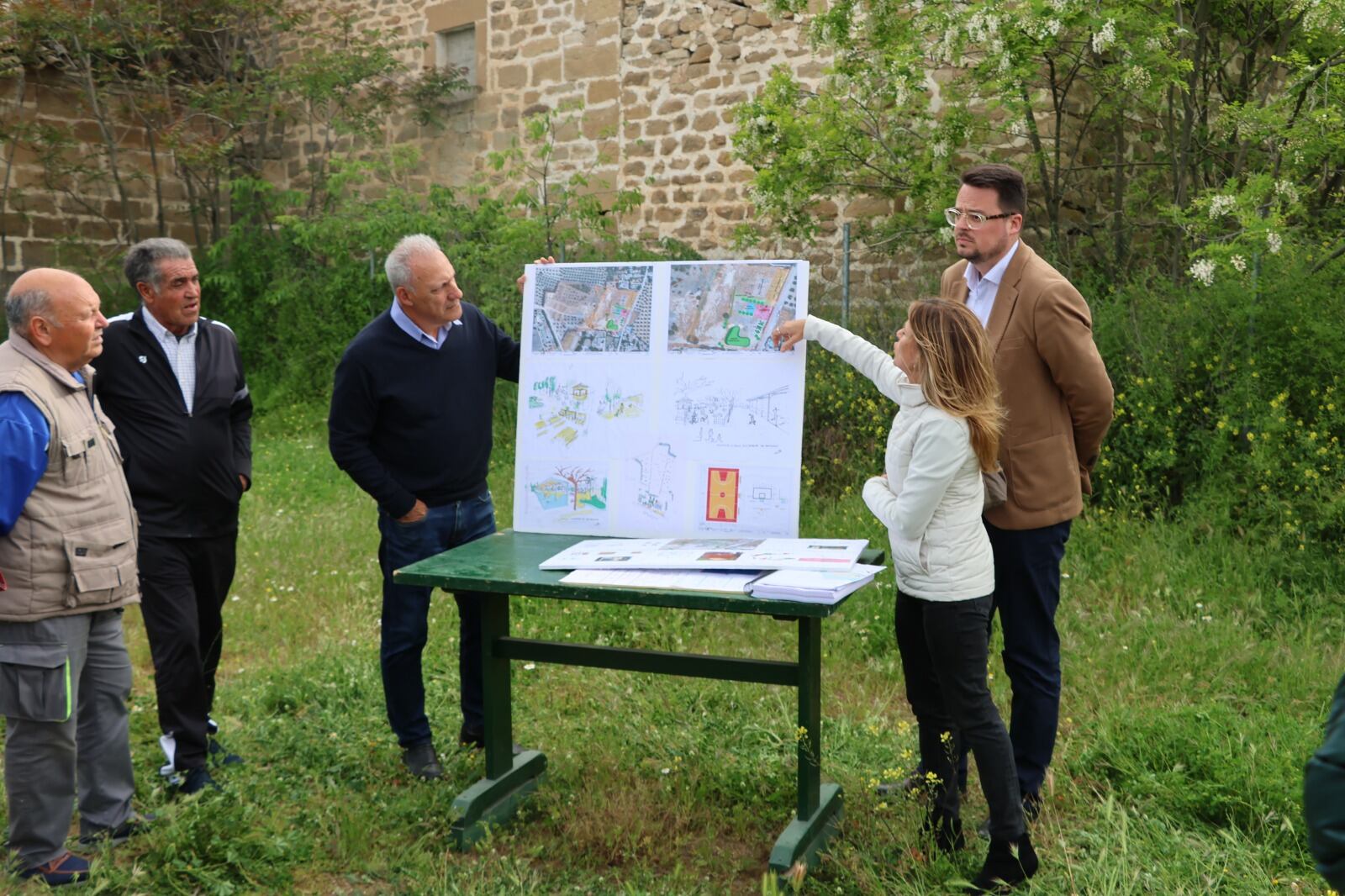 La edil de Urbanismo, Maricarmen García, y el diputado de Promoción y Turismo, Francisco Javier Lozano, durante la presentación del proyecto a colectivos y vecinos de San Bartolomé.
