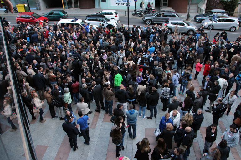 Concentració silenciosa d'empleats i afectats de BPA del passat mes de març davant del Govern i el Consell General. Demà, dijous, es concentraran novament davant la seu de BPA