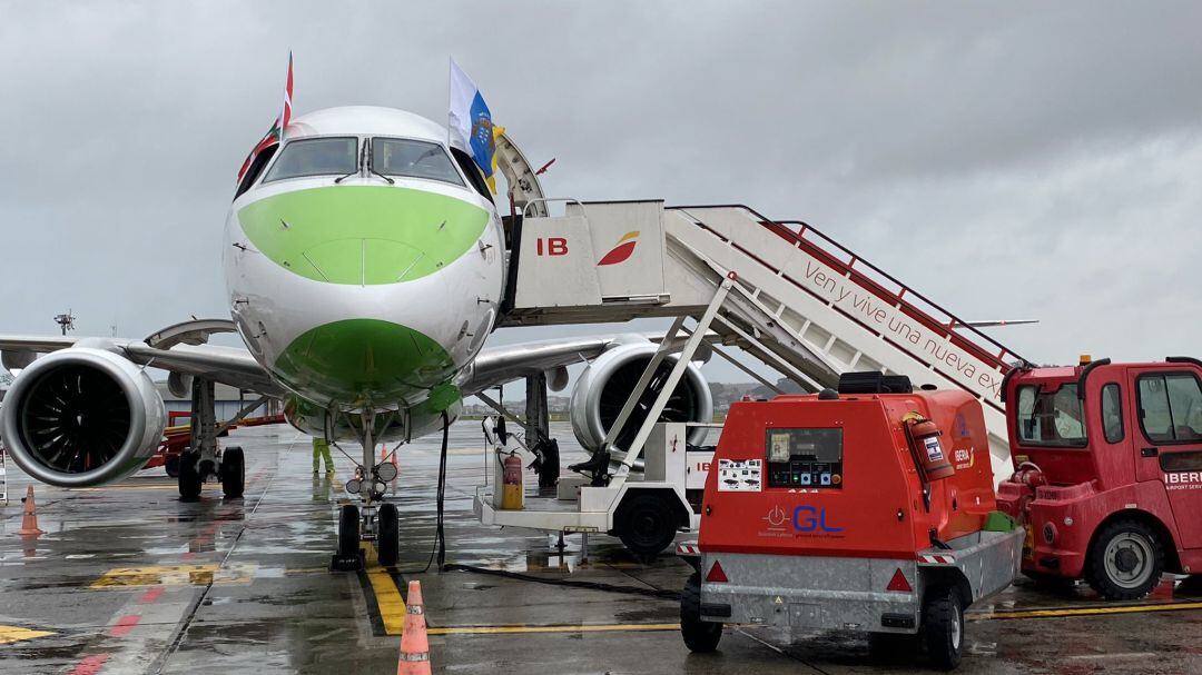 El primer vuelo entre Gran Canaria y el aeropuerto de Hondarribia, tras aterrizar en el aeródromo este miércoles