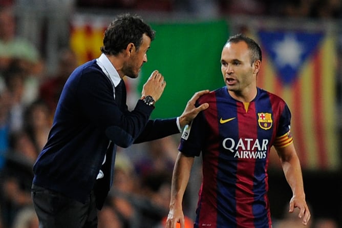 Luis Enrique, dando instrucciones a Iniesta