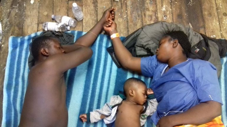 Una familia durmiendo en el Golfo Azzurro después de ser rescatados.