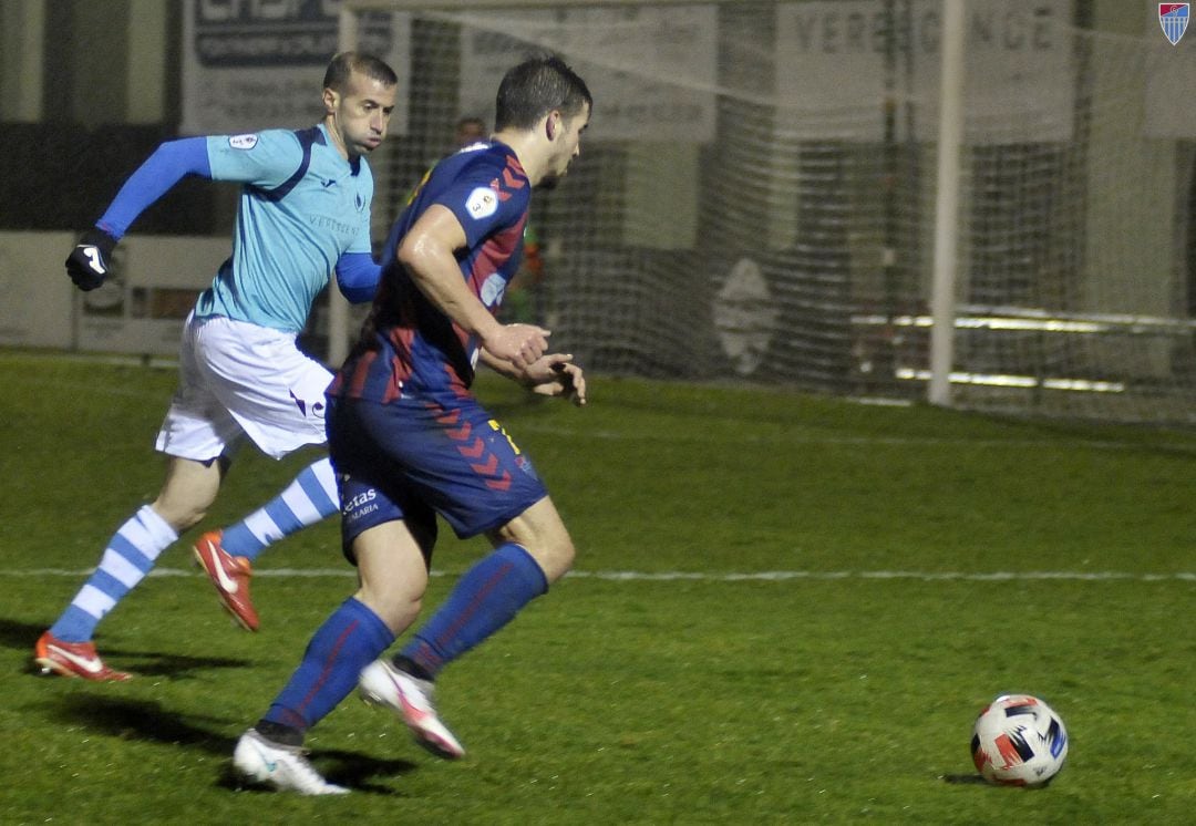 Pluma en una acción con Adeva en el primer derbi de la temporada