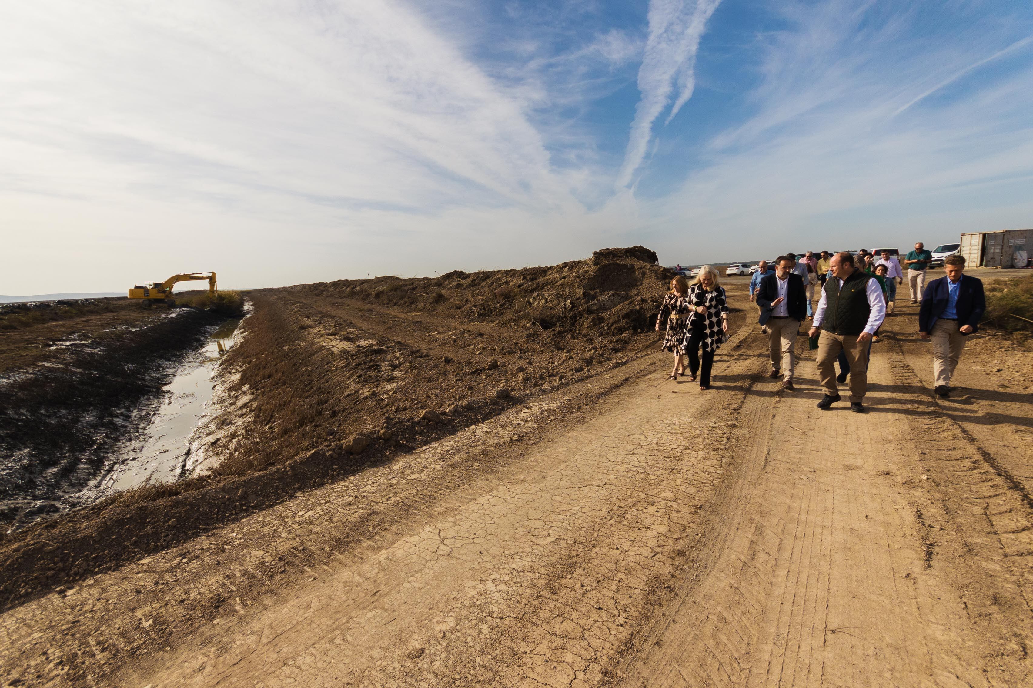 Visita de las autoridades a las marismas de Trebujena