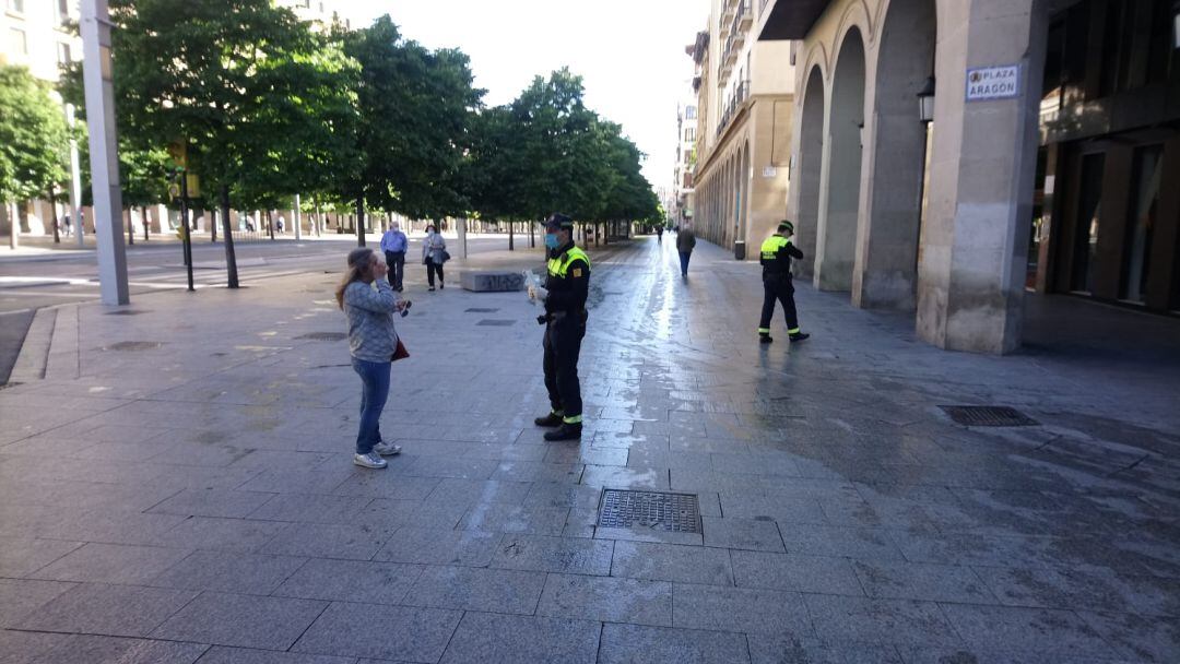 Policía Local entregando mascarillas en el Paseo de la Independencia