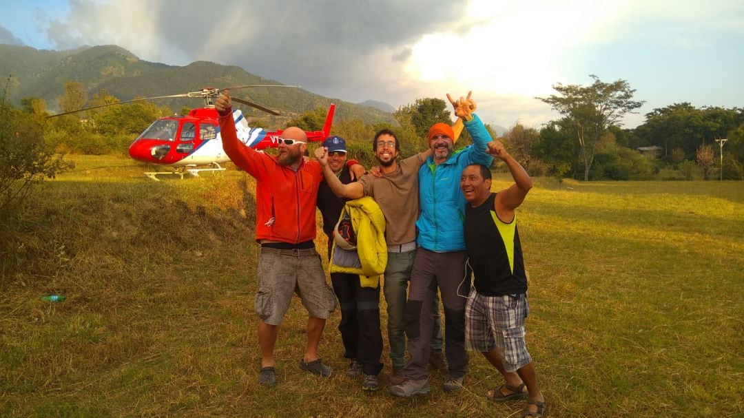 Los compañeros de Bernal celebran victoriosos la localización de su compañero.