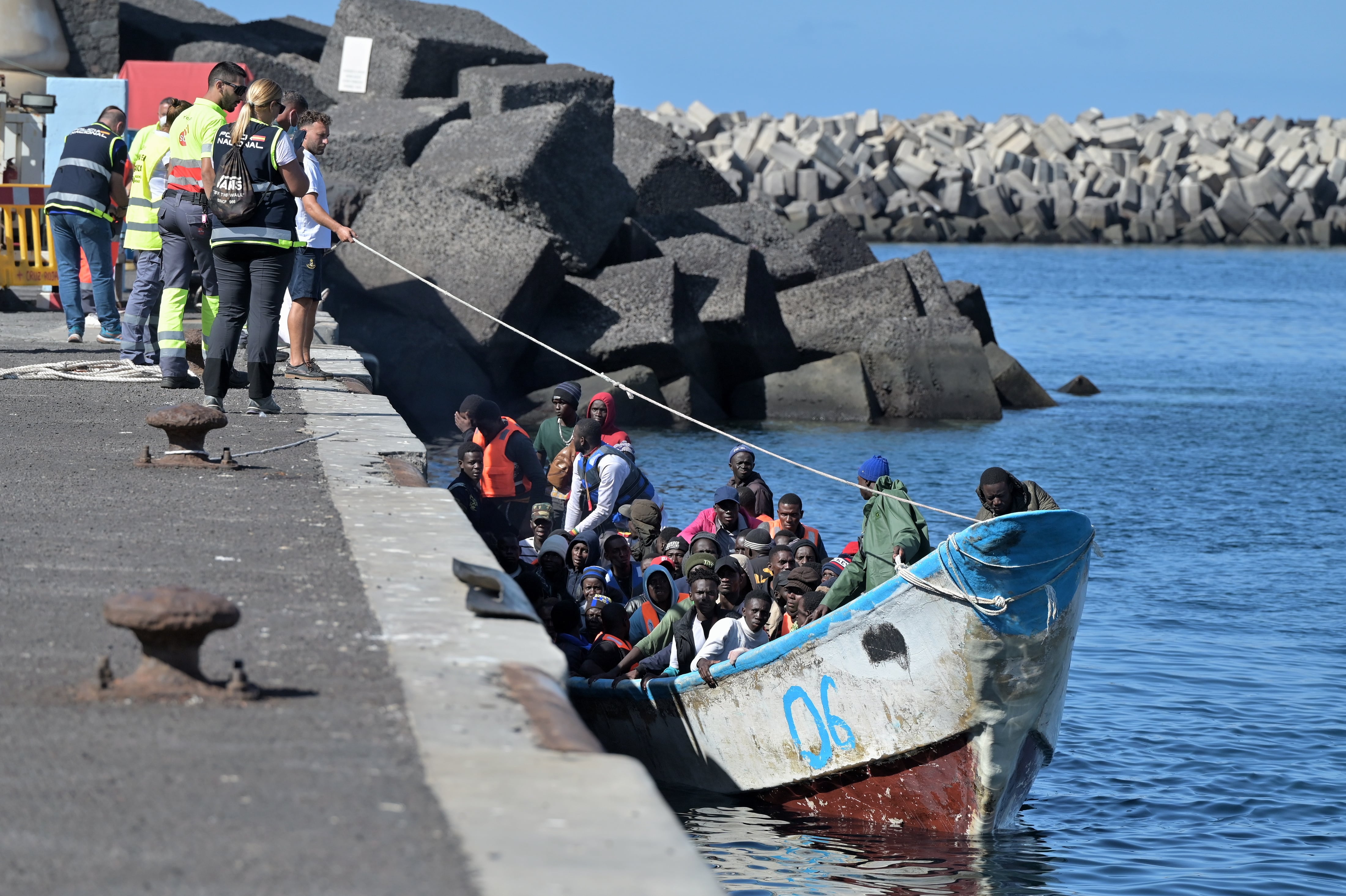 Salvamento Marítimo rescata una embarcación en las proximidades de la isla de El Hierro. Archivo.