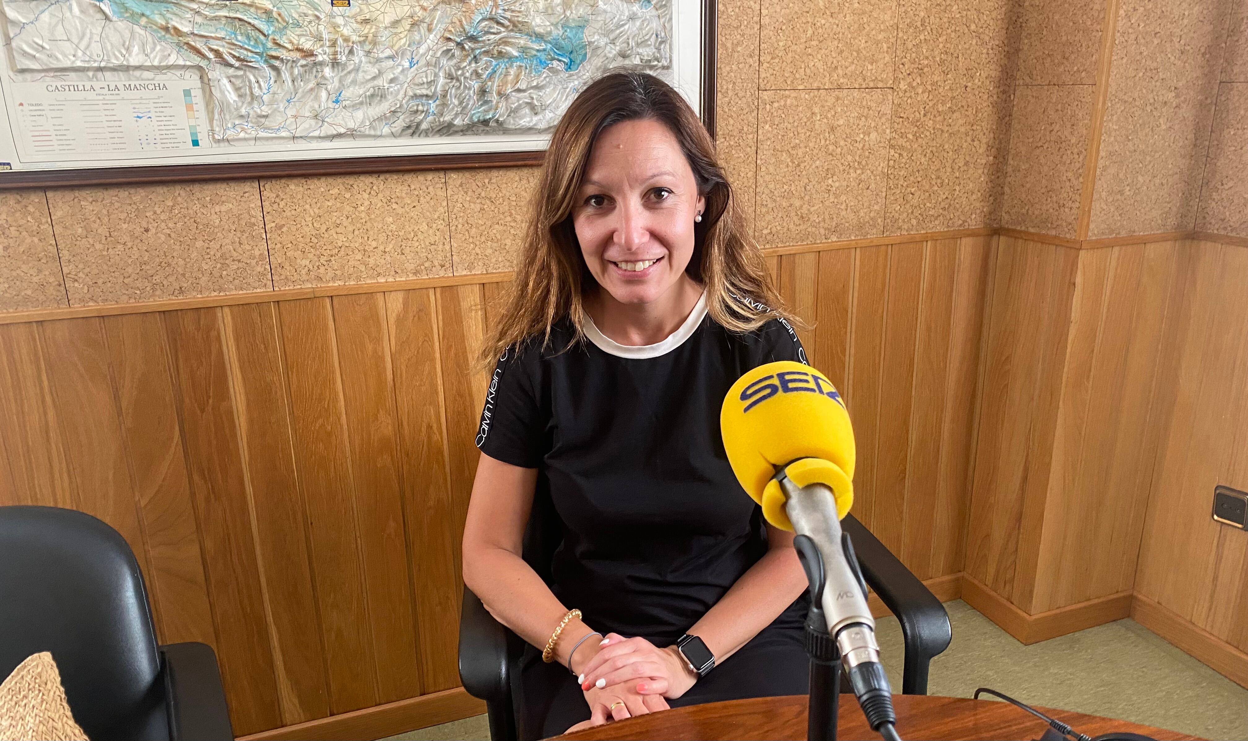 La coautura del libro Cristina Mantecón en el estudio de SER Cuenca.