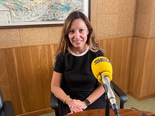La coautura del libro Cristina Mantecón en el estudio de SER Cuenca.