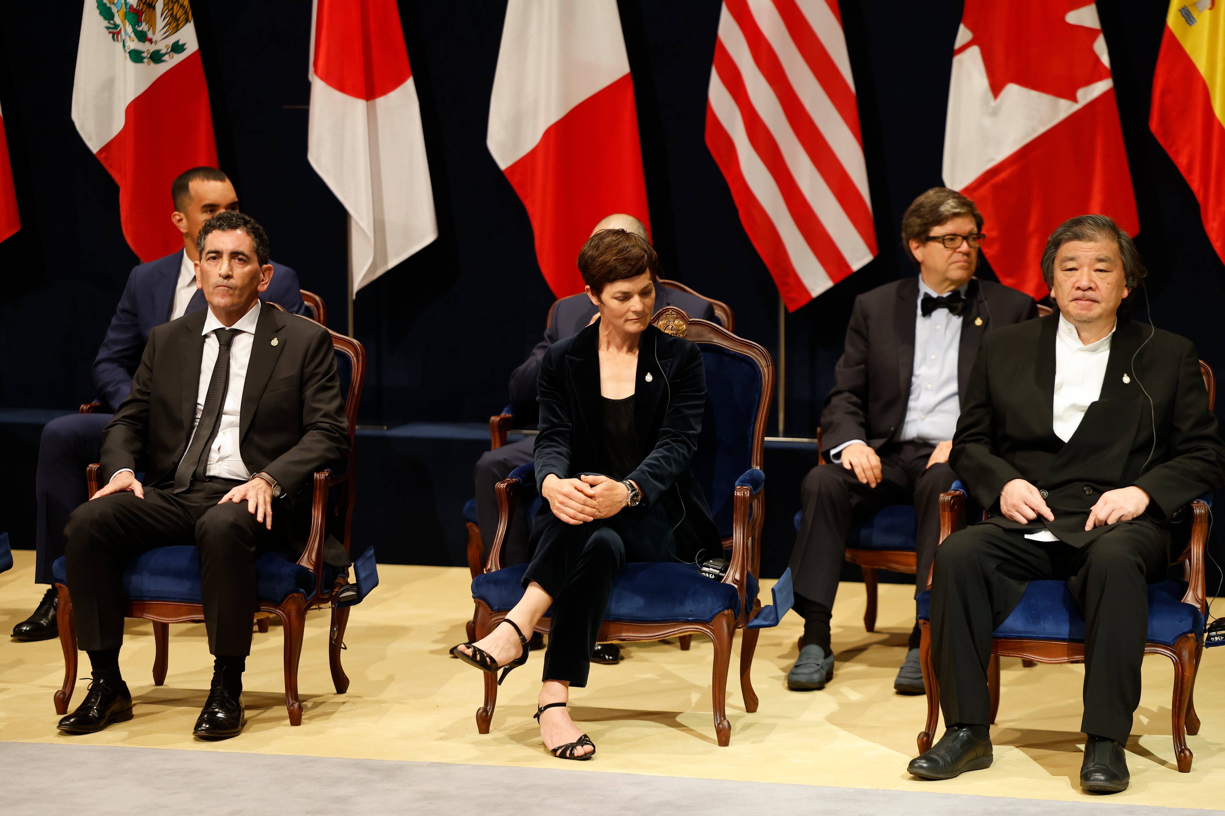 OVIEDO, 28/10/2022.- El dramaturgo Juan Mayorga (i), Premio Princesa de Asturias de las Letras; la británica Ellen MacArthur (c), impulsora de la economía circular y Premio Princesa de Asturias de Cooperación Internacional, y el arquitecto japonés, Shigeru Ban (d), Premio Princesa de Asturias de la Concordia, durante la ceremonia de entrega de la 42 edición de los Premios Princesa de Asturias celebrada este viernes en el Teatro Campoamor de Oviedo. EFE/ Ballesteros
