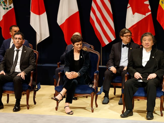 OVIEDO, 28/10/2022.- El dramaturgo Juan Mayorga (i), Premio Princesa de Asturias de las Letras; la británica Ellen MacArthur (c), impulsora de la economía circular y Premio Princesa de Asturias de Cooperación Internacional, y el arquitecto japonés, Shigeru Ban (d), Premio Princesa de Asturias de la Concordia, durante la ceremonia de entrega de la 42 edición de los Premios Princesa de Asturias celebrada este viernes en el Teatro Campoamor de Oviedo. EFE/ Ballesteros
