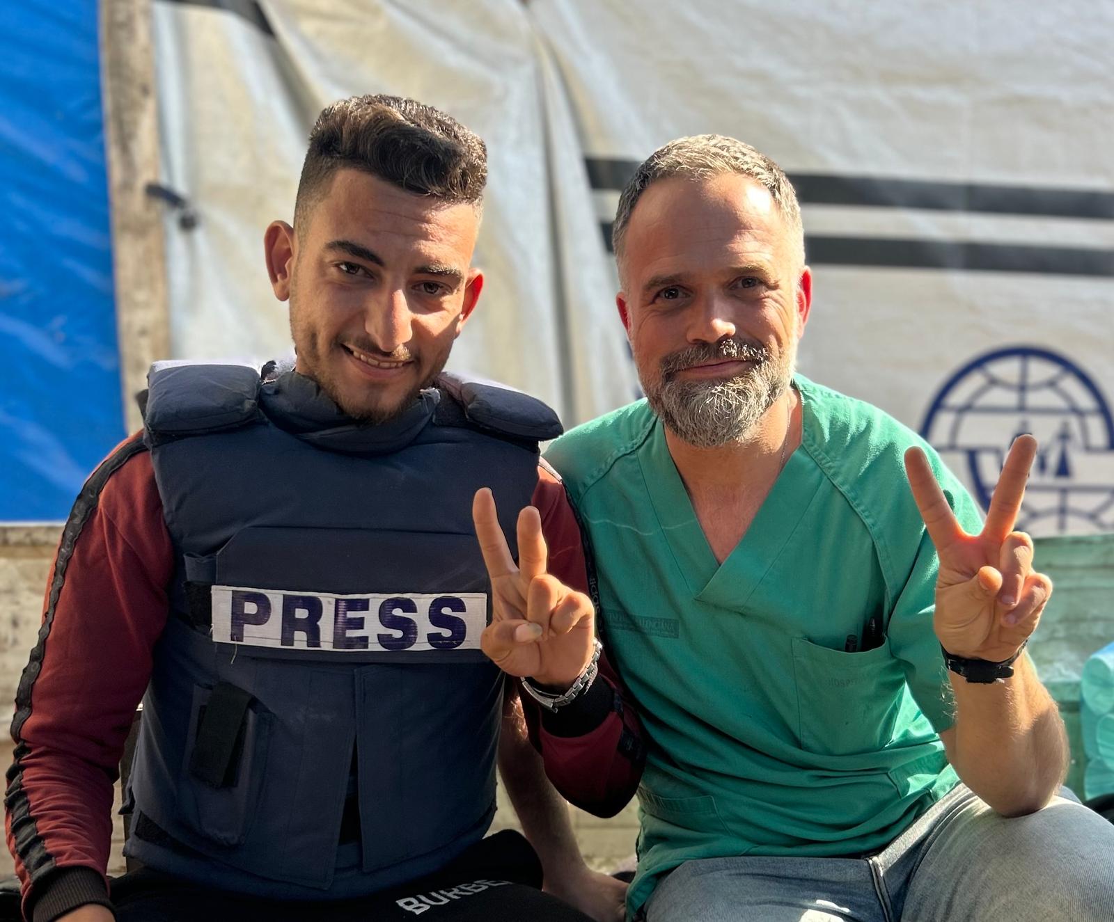 Raúl Incertis (derecha), médico anestesista del Hospital Nasser, junto al periodista Bader Tabash (izquierda)