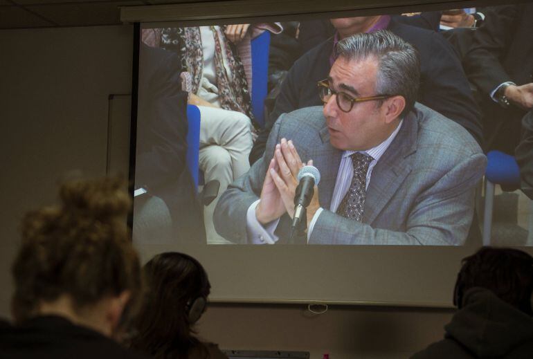 Diego Torres, en la pantalla que se encuentra en la sala de prensa de la Escuela Balear de la Administración Pública donde se celebra el juicio por el caso Nóos