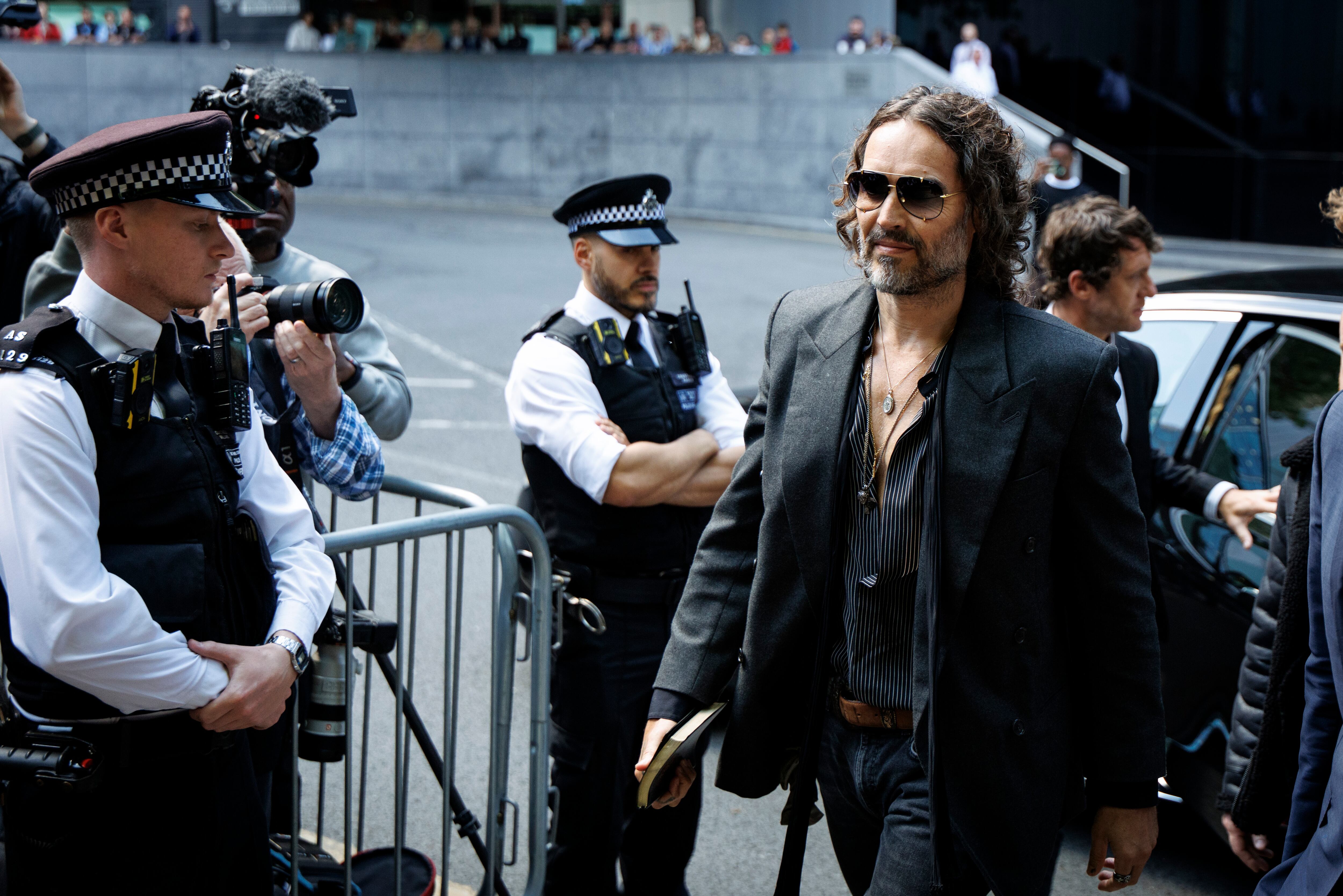 El actor, cantante y cómico británico, Russell Brand, a su entrada en el Tribunal de la Corona de Southwark donde este viernes ha negado los cinco delitos sexuales por los que se le acusan. EFE/EPA/TOLGA AKMEN