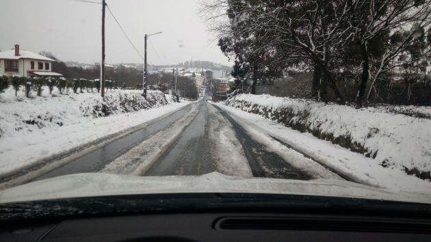 La nieve obliga a circular con precaución en la A-52 a su paso por el alto de A Canda en la provincia de Ourense.