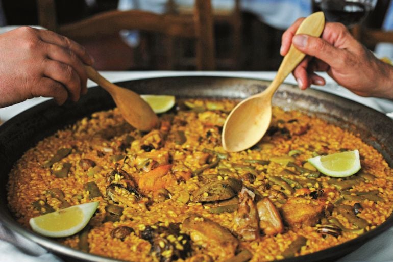 Una paella servida en un establecimiento.