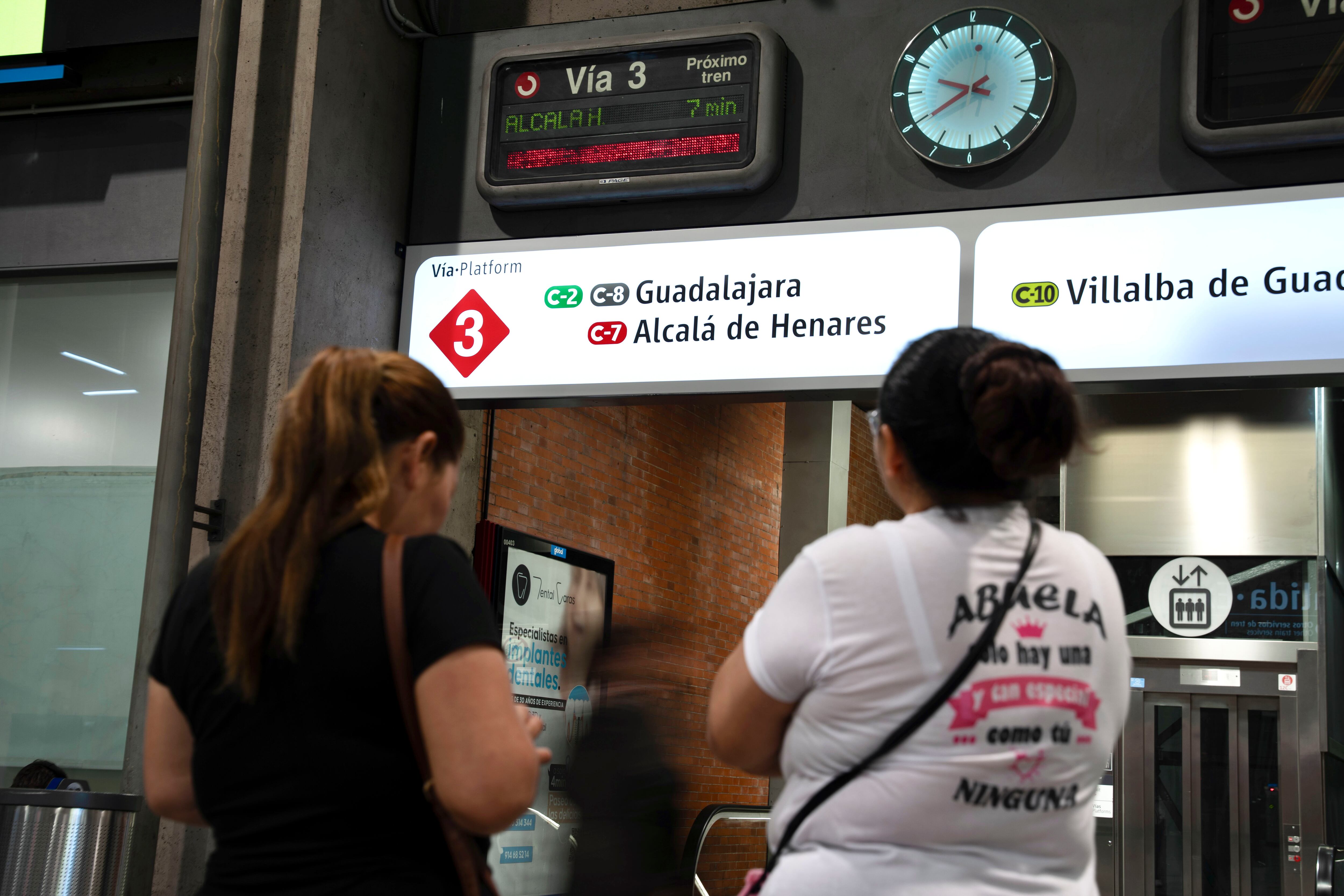 MADRID, 22/04/2026.- Vista del acceso a uno de los andenes de Cercanías en la estación de Atocha este miércoles. La incidencia en la señalización de los desvíos de la estación de Atocha, en Madrid, que ha provocado retrasos en hasta seis líneas de Cercanías y en trenes de Media Distancia, ha sido ya subsanada, según han informado Adif y Renfe. EFE/ Mario Morón Pereira