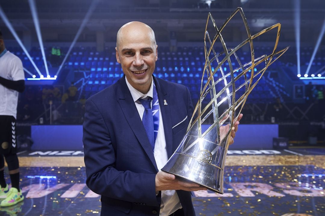 Joan Peñarroya con el trofeo de la Champions FIBA conquistado con San Pablo Burgos