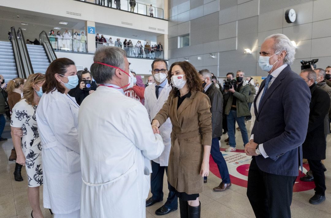 La presidenta de la Comunidad de Madrid, Isabel Díaz Ayuso, y el consejero de Sanidad de la Comunidad de Madrid, Enrique Ruiz Escudero