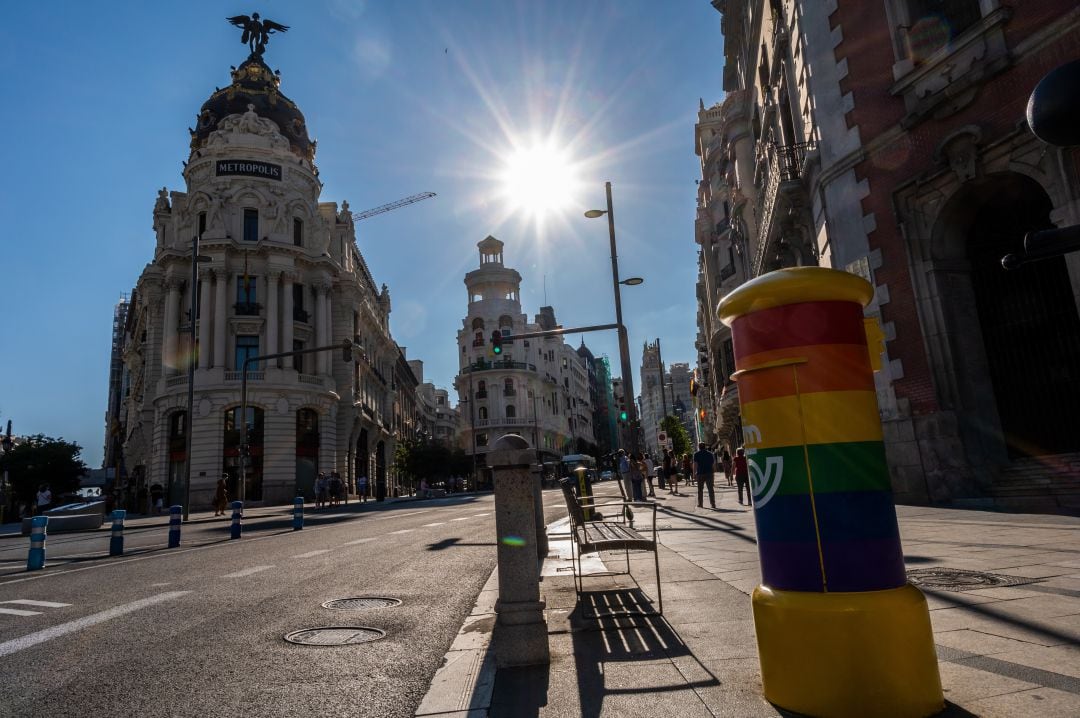 El buzón con la bandera LGTBI en el centro de Madrid