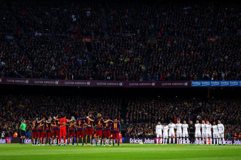 Jugadores del Barça y del Real Madrid durante el minuto de silencio en el Camp Nou en memoria de Johan Cruyff