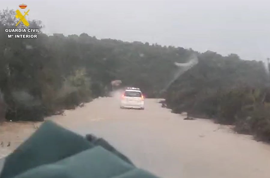 Vehículo de la Guardia Civil en el momento del rescate