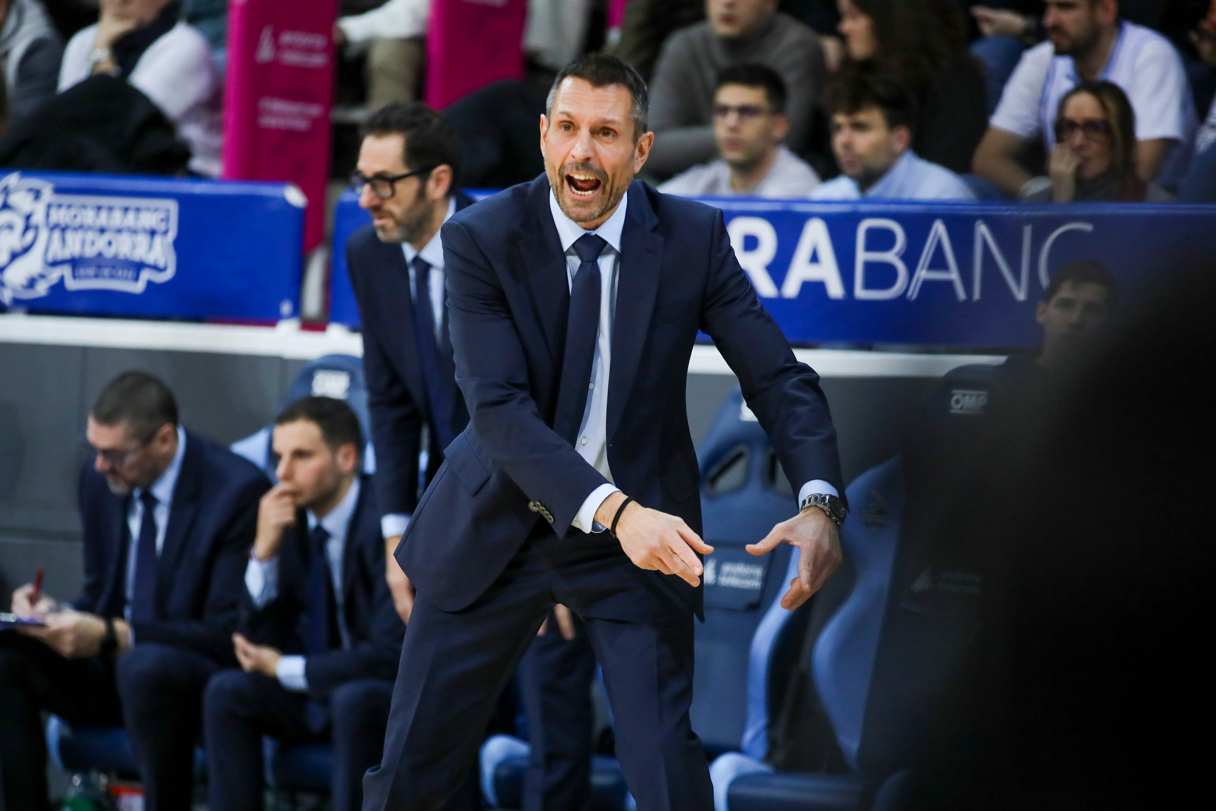 L&#039;entrenador del MoraBanc Andorra, Natxo Lezcano, durant el partit de la de 15a jornada de la Lliga Endesa aquest dissabte al Poliesportiu d&#039;Andorra.