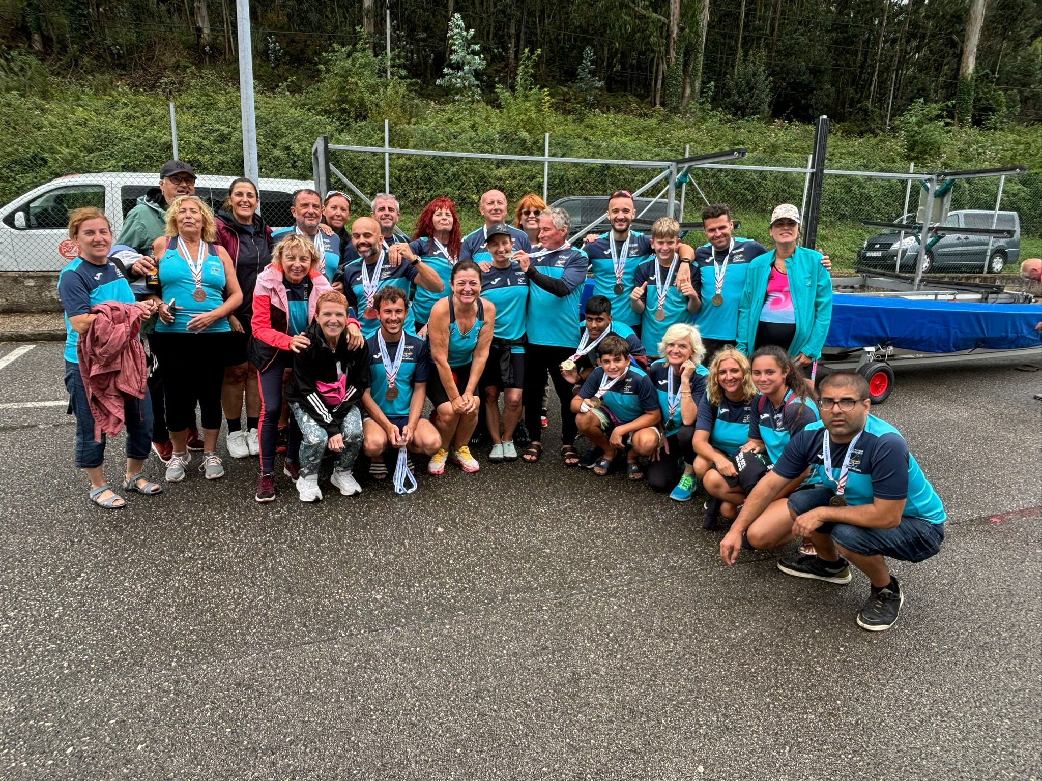 El equipo almeriense al completo celebrando la medalla obtenida.