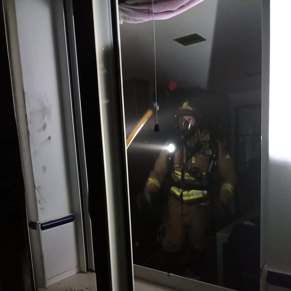 Bomberos trabajando en la extinción del incendio producido en Yecla