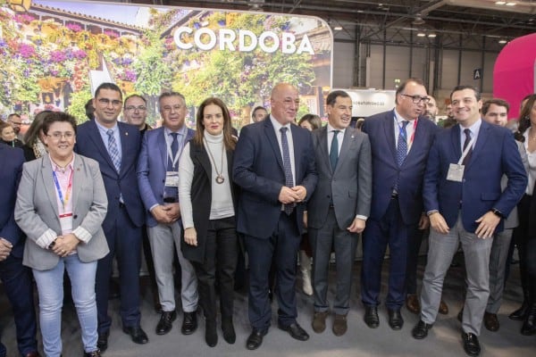 Auroridades en el espacio de Córdoba dentro del pabellón 5 de Andalucía en FITUR. En el centro el presidente de la Diputación, Antonio Ruiz; junto al presidente de la Junta, Juanma Moreno; el consejero de Turismo, Arturo Bernal; y el alcalde de Córdoba, José María Bellido.