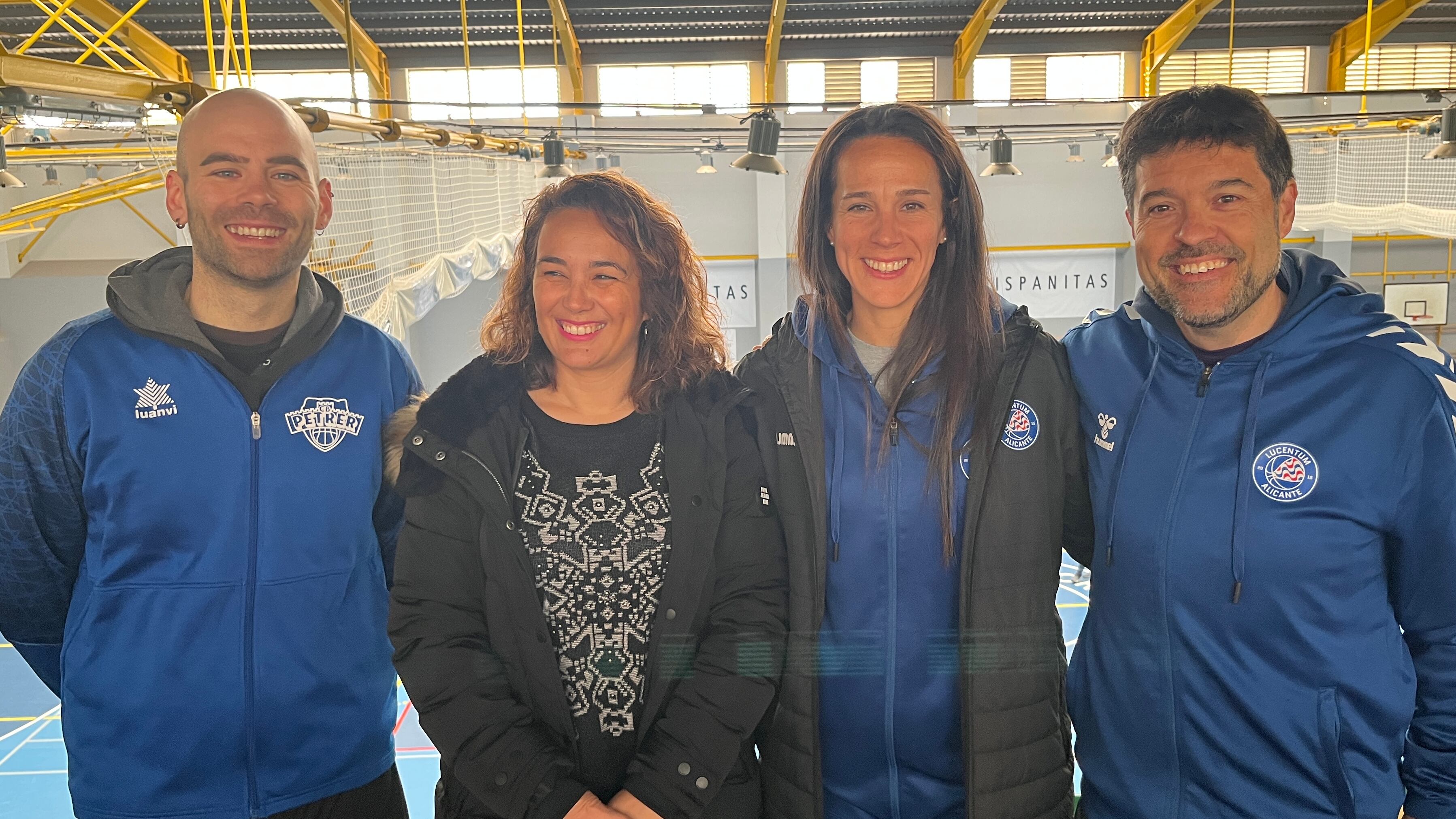 La edil de Deportes de Petrer, Patricia Martínez (2I) con los organizadores del evento