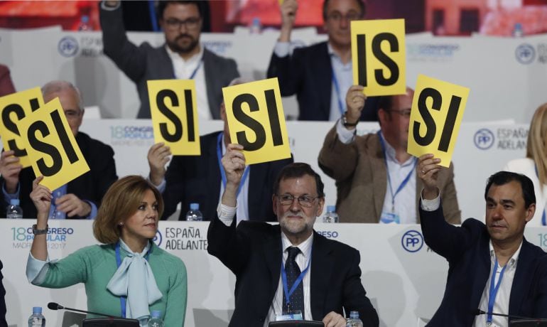 El presidente, Mariano Rajoy, la secretaria general, María Dolores de Cospedal, y el vicesecretario de Organización, Fernando Martínez Maillo