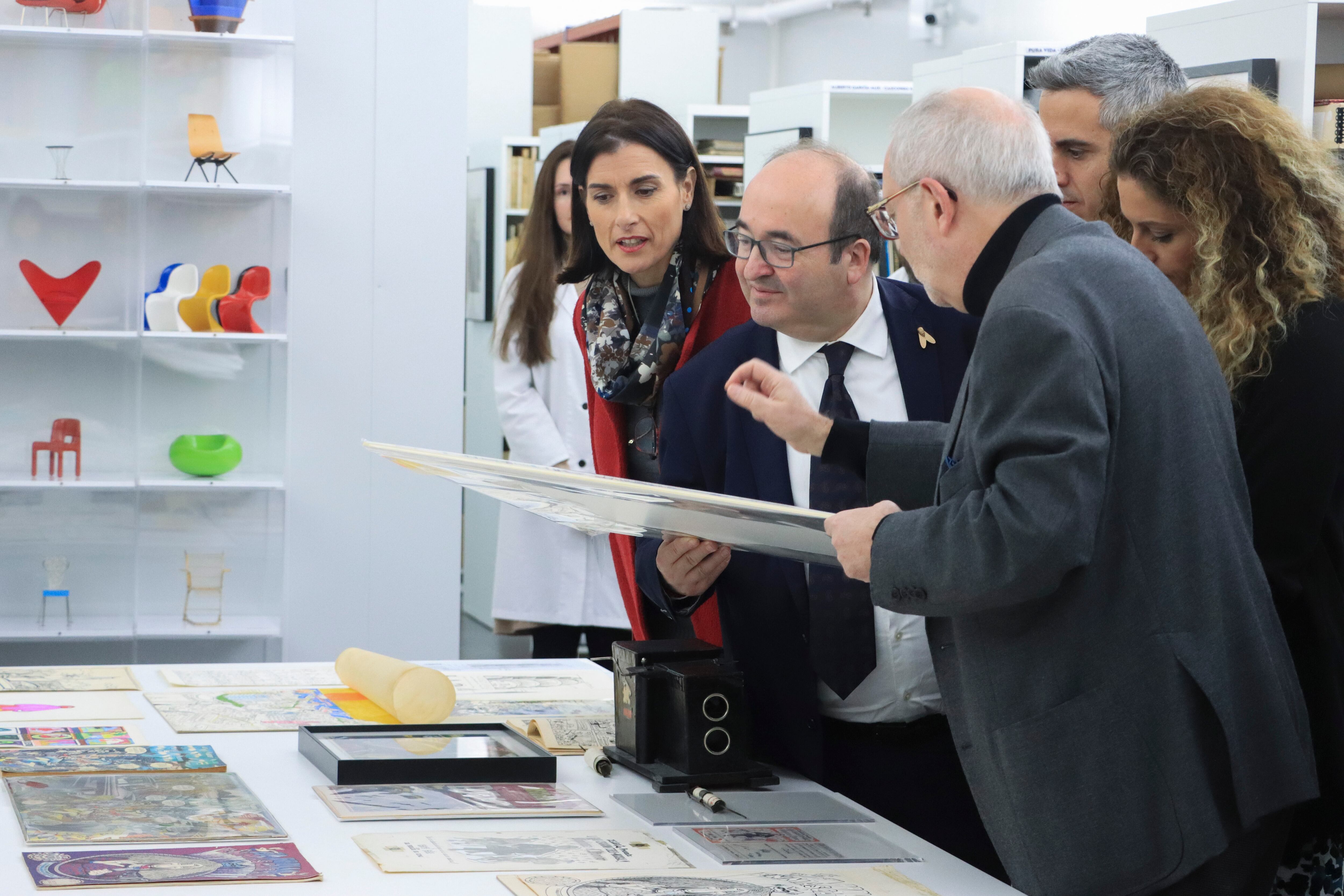 SANTANDER, 11/01/2023.- El ministro de Cultura, Miquel Iceta (2i) y la alcaldesa de Santander, Gema Igual (i) visitan este miércoles la instalación donde se ubica el Archivo Lafuente en Santander, Cantabria este miércoles. EFE/ Celia Agüero Pereda