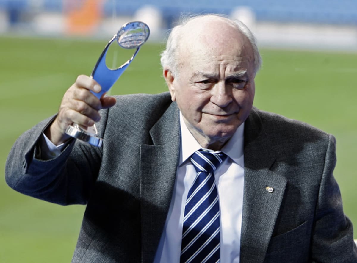 El legendario jugador del Real Madrid Alfredo Di Stéfano muestra el trofeo recibido, durante el homenaje que la UEFA y la FIFA en 2008