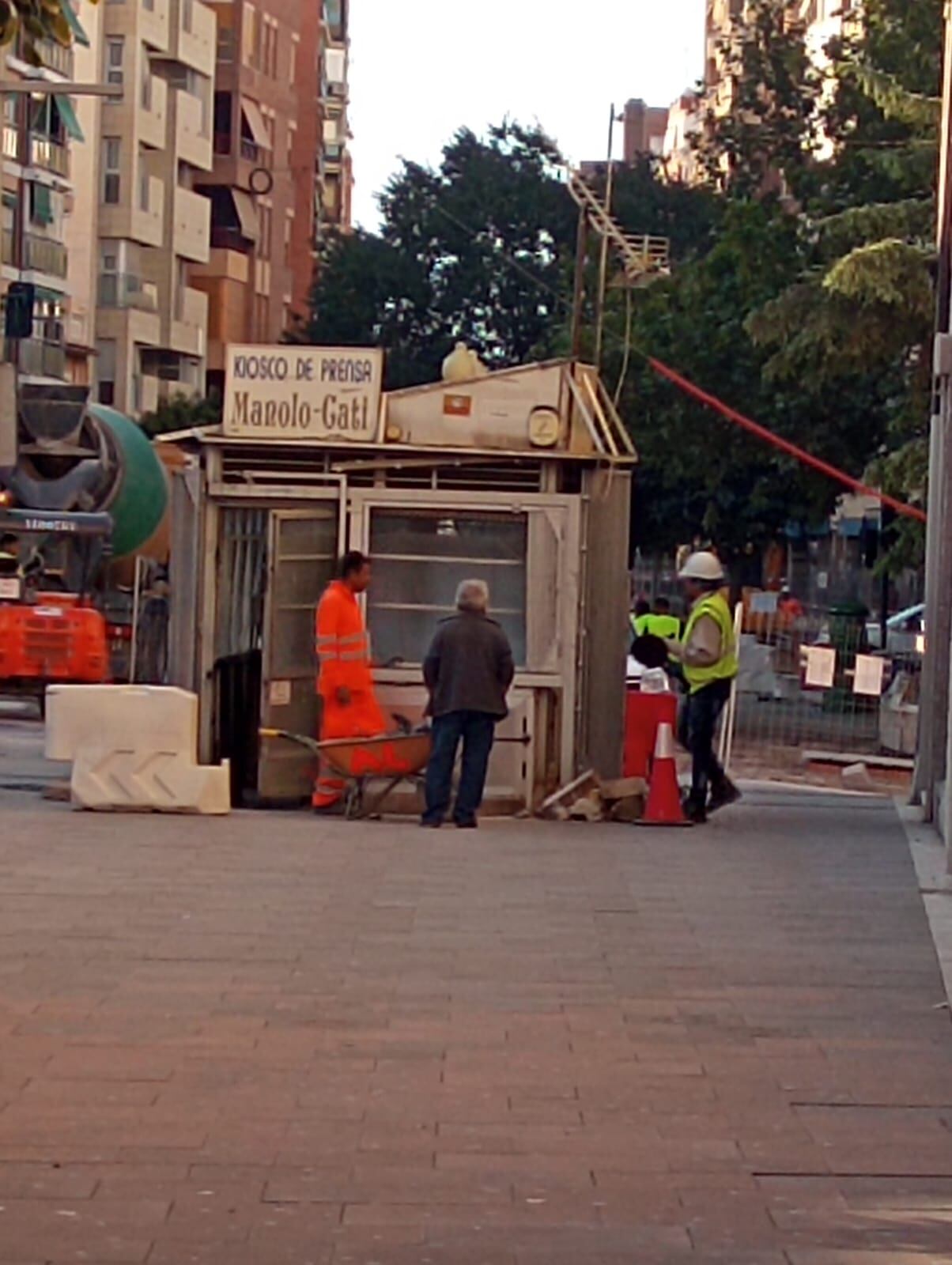 Momento de la retirada del último kiosko