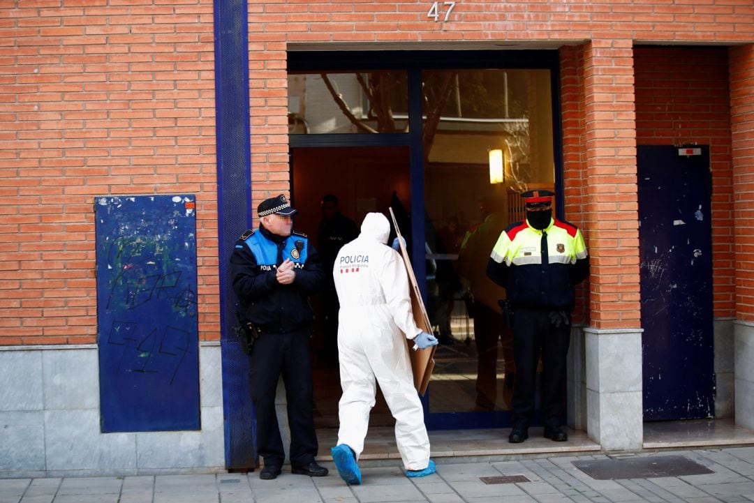 Los Mossos d&#039;Esquadra han detenido a un hombre de 27 años acusado de matar a su mujer, de 28, y a su hija, de 3 años, en su casa de Esplugues de Llobregat (Barcelona).