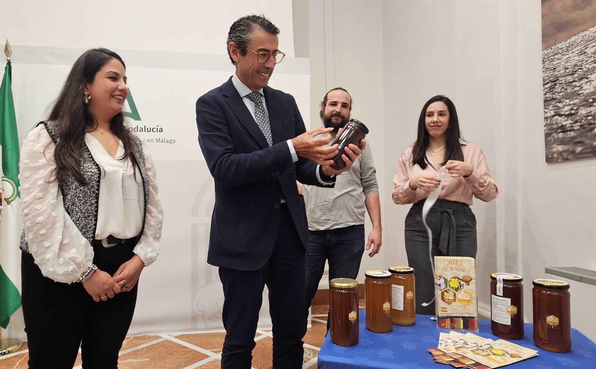 El delegado de Agricultura, Pesca, Agua y Desarrollo Rural , Fernando Fernández Tapia-Ruano y la presidenta del Consejo Regulador de la Denominación de Origen Protegida (DOP) &#039;Miel de Málaga&#039;, Virginia Montañez, han presentado el nuevo etiquetado