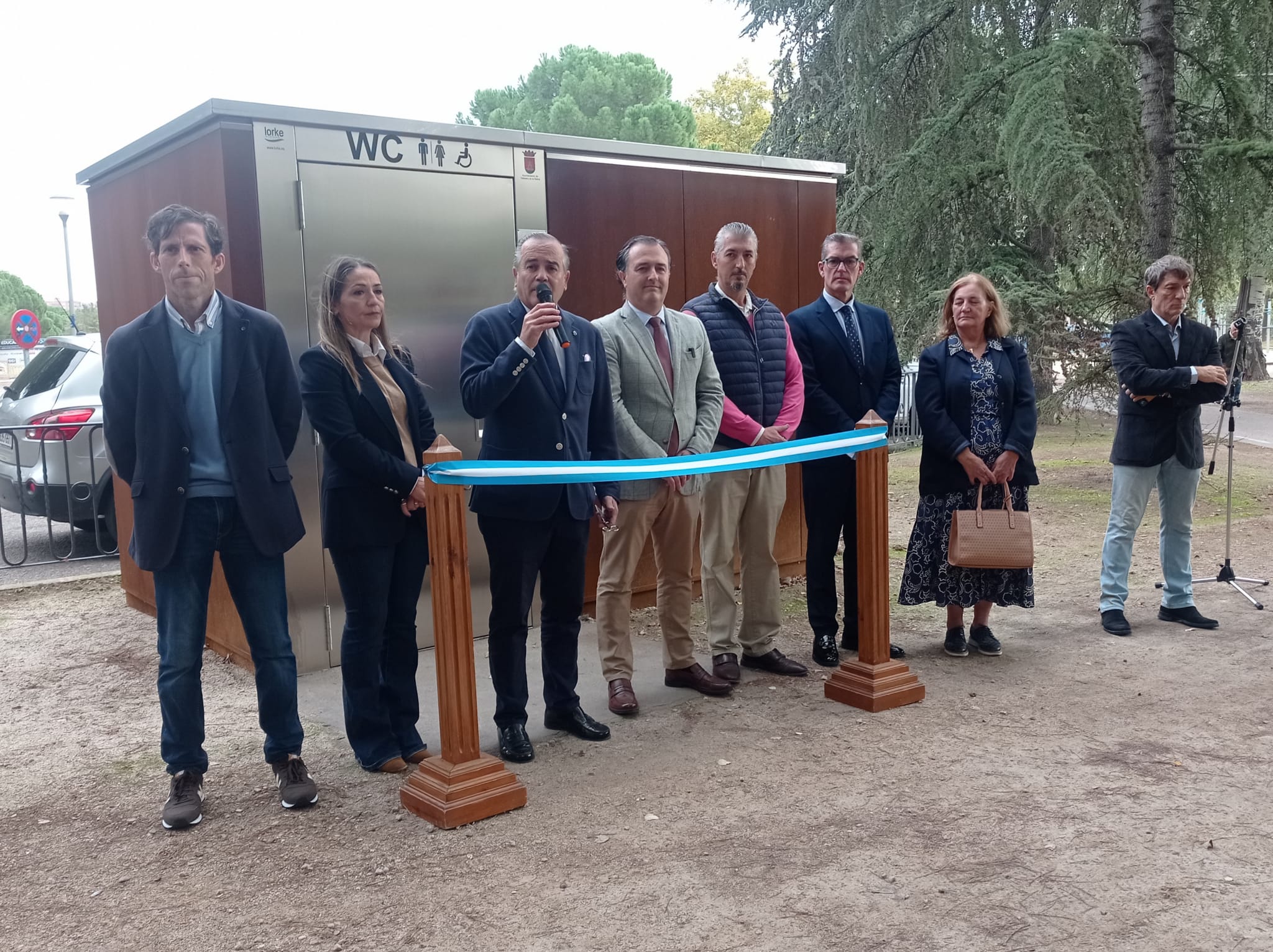 El alcalde y seis concejales del Ayuntamiento de Talavera inauguran uno de los nuevos aseos autolimpiables