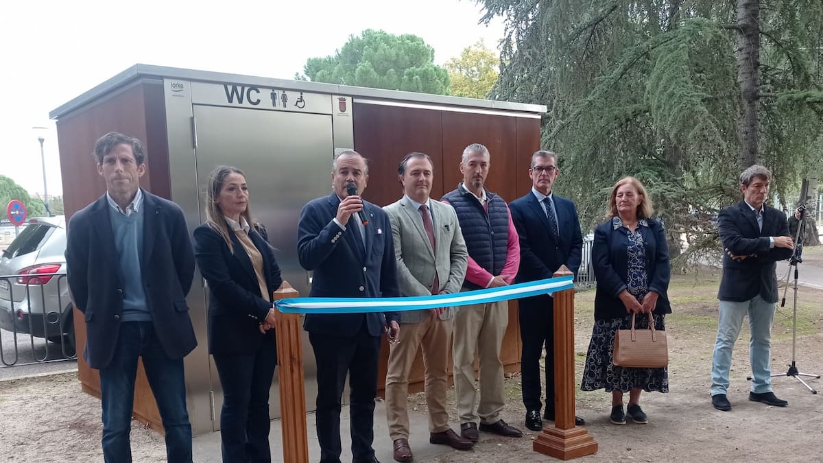 "Seis concejales y el alcalde para inaugurar a bombo y platillo unos baños públicos"