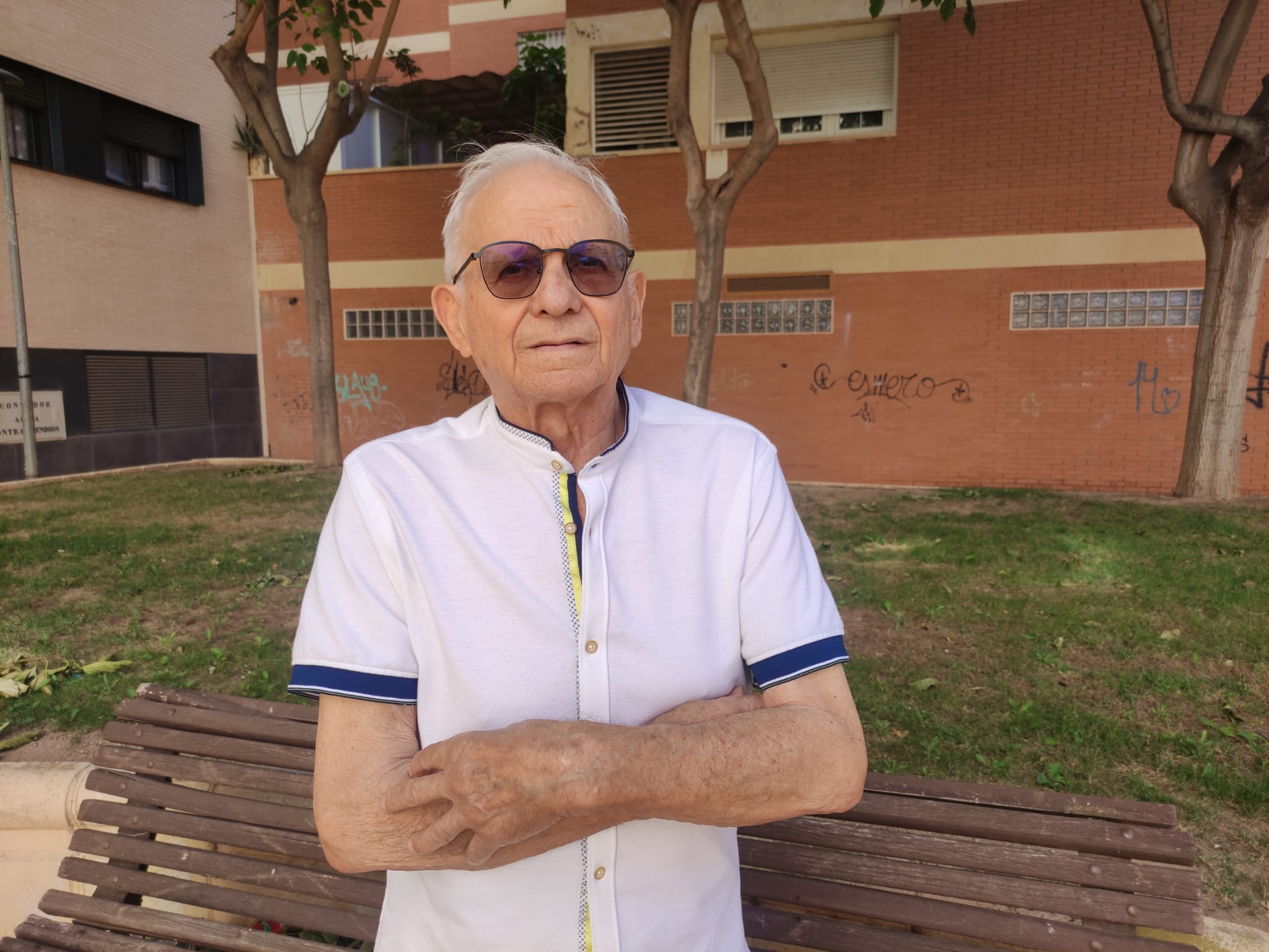 El protagonista de esta historia posa para LA VOZ en el parque que hay al lado de su casa en la Avenida del Mediterráneo.