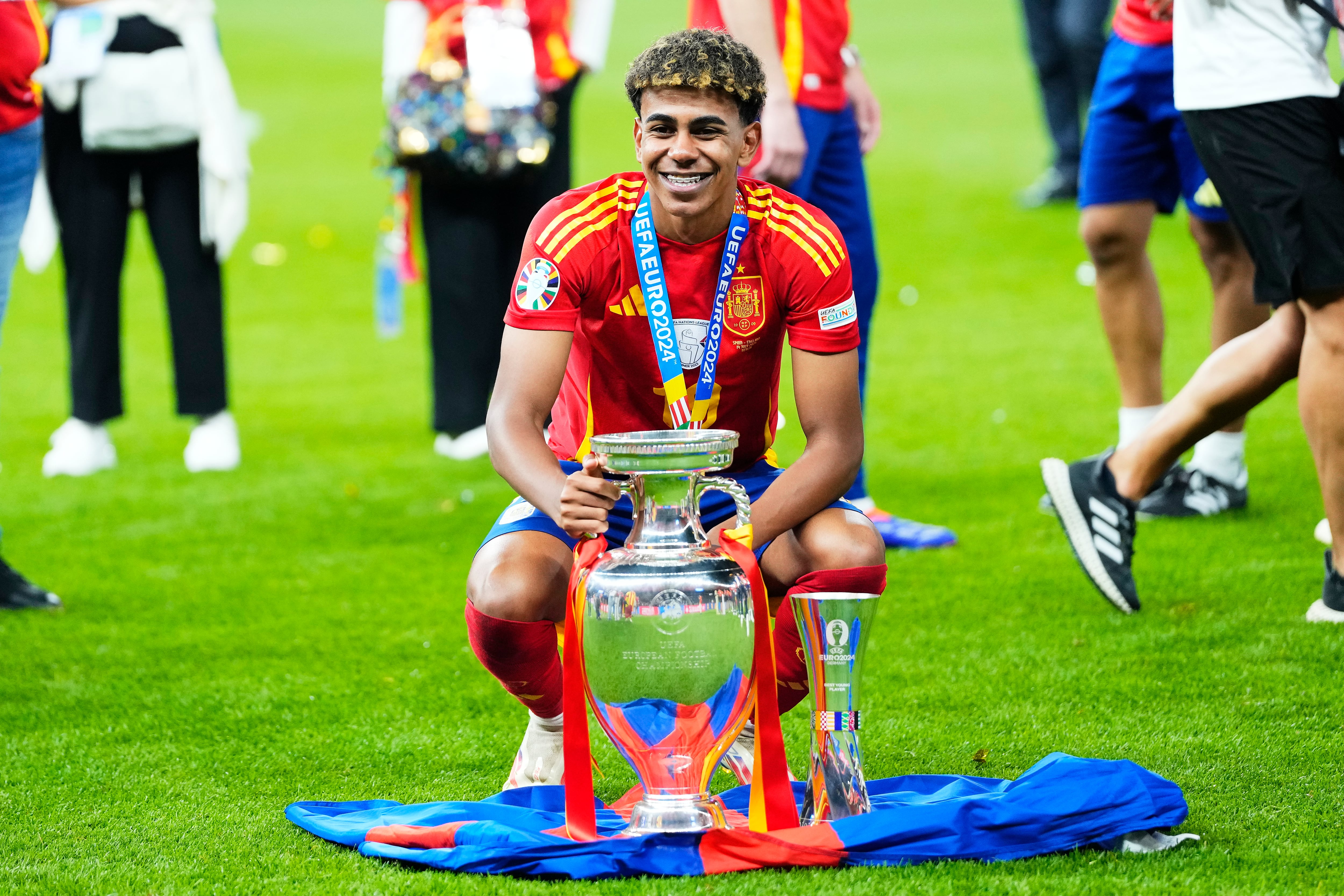 Lamine Yamal posando con la Eurocopa